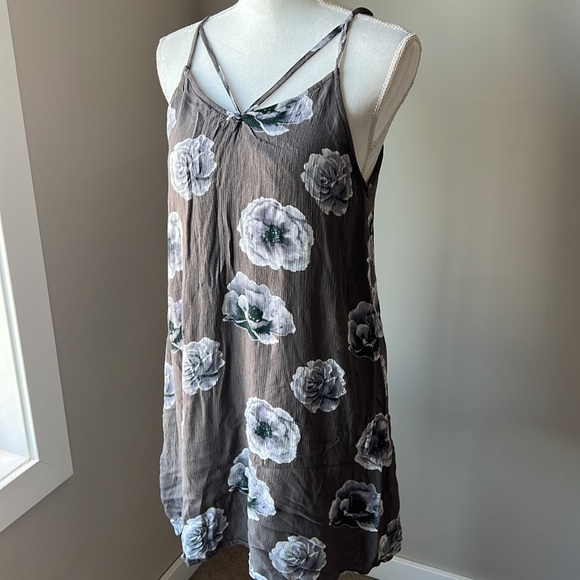 Devoted Luxury Apparel Floral Dress - Picture 3 of 10